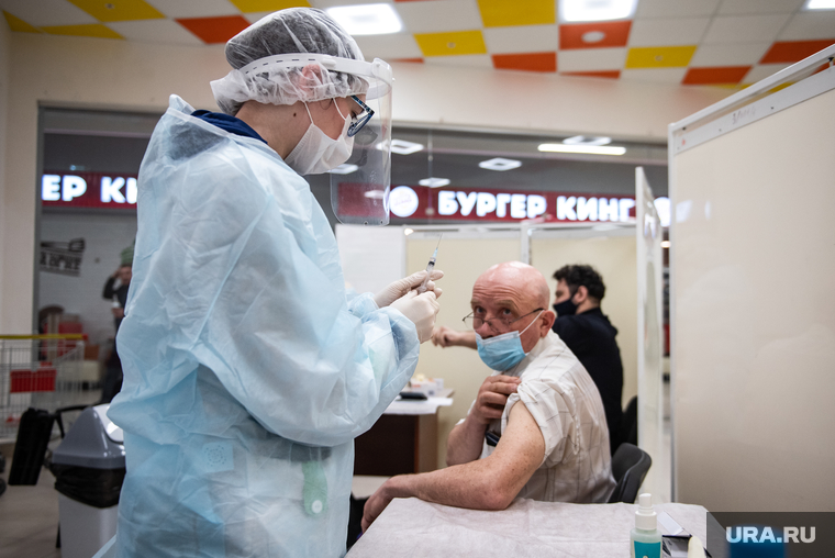 Первый в Свердловской области пункт вакцинации против COVID-19 на территории торгового центра. Екатеринбург, медсестра, укол, прививка, медицинская сестра, вакцинация, коронавирус, covid, вакцина от коронавируса, прививка от ковид