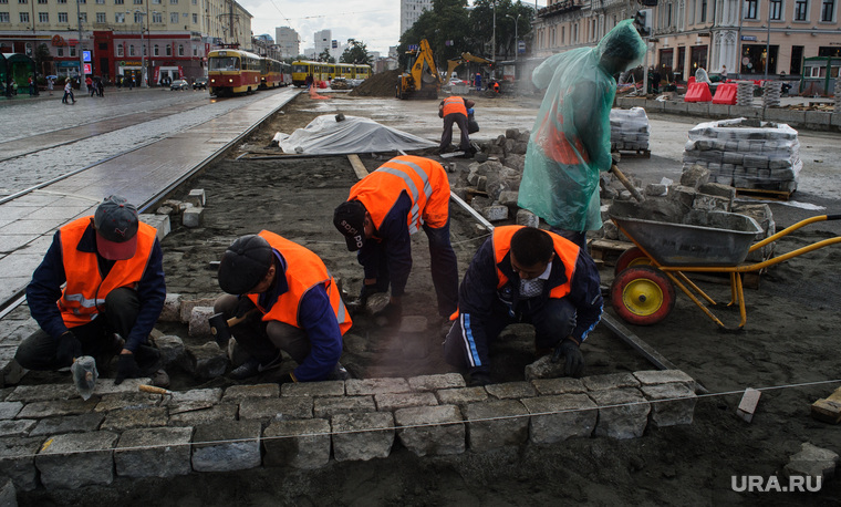 Виды Екатеринбурга, гастрабайтеры, строители, дорожные рабочие, мигранты, дорожные работы, разнорабочие, брусчатка, строительные работы, ремонт дороги, площадь1905 года, гастарбайтеры, рабочие