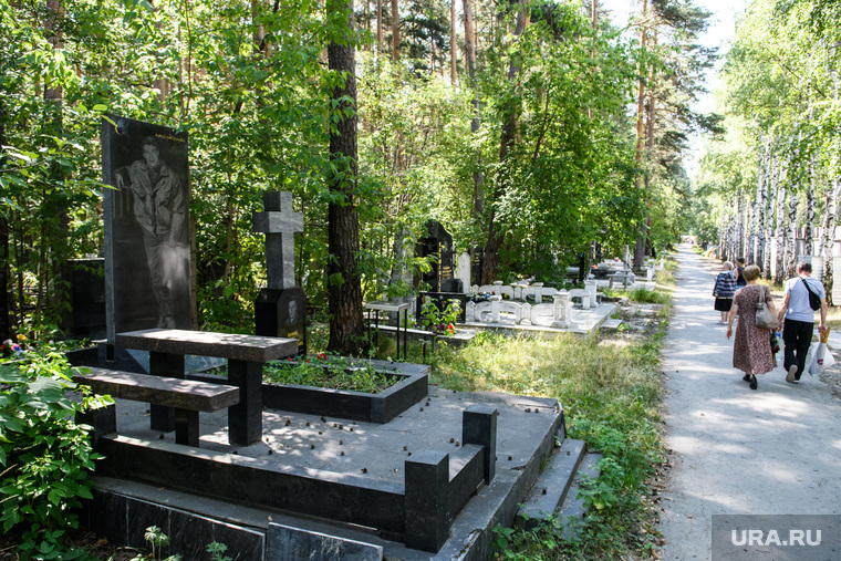 Широкореченское кладбище. Екатеринбург, широкореченское кладбище, валиев фларит могила