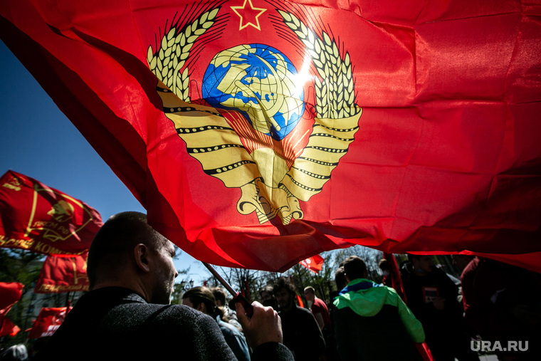 Митинг-встреча с депутатом от КПРФ Валерием Рашкиным. Москва, красный флаг, советский флаг, флаг ссср, флаг, кпрф, митинг, коммунисты, флаг советского союза
