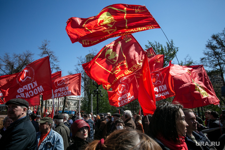 Митинг-встреча с депутатом от КПРФ Валерием Рашкиным. Москва, красный флаг, флаг, кпрф, митинг, коммунисты