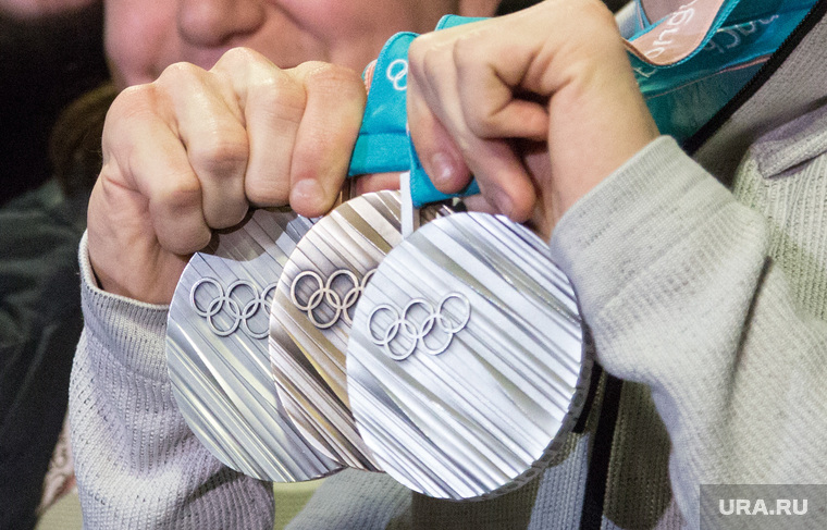 Встреча олимпийских медалистов Дениса Спицова и Александра Большунова в аэропорту. Тюмень, олимпийские медали, бронза, серебро, спицов денис, медали олимпиады