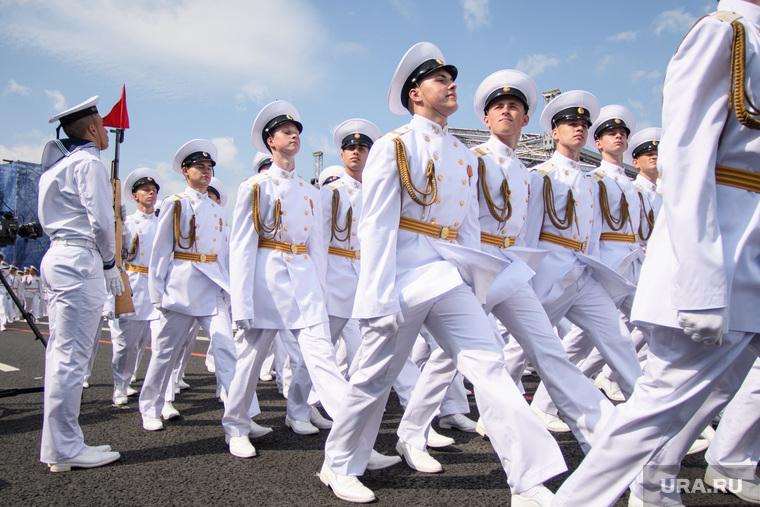 Торжественная церемония празднования Дня ВМФ на Сенатской площади. Санкт-Петербург, офицеры, парадная форма, парад, праздник, день вмф, военные моряки, аксельбанты, курсанты военно-морского училища, нахимовцы