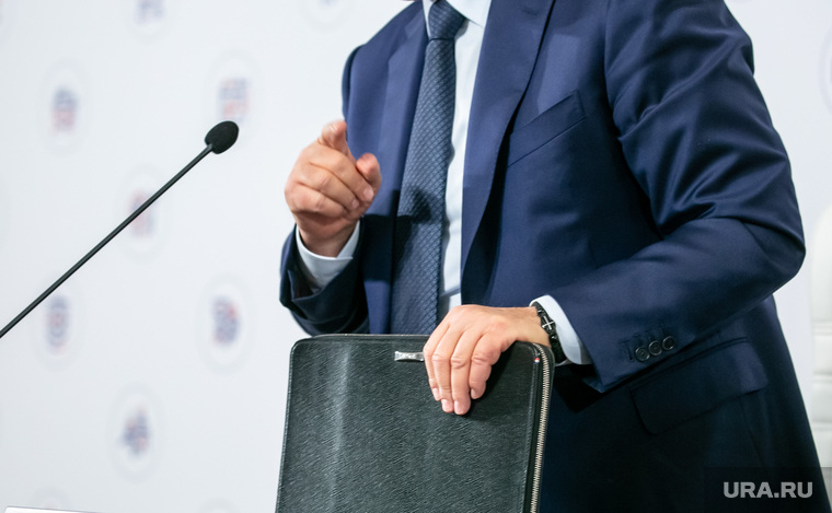 Брифинг помощника Президента РФ Игоря Левитина. Москва, депутат, чиновник, папка, портфель