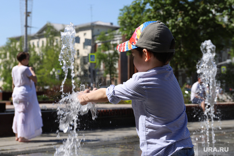 Запуск фонтанов в центре города. Екатеринбург, жара, лето, дети в фонтане, городской фонтан, фонтан, мальчик в фонтане