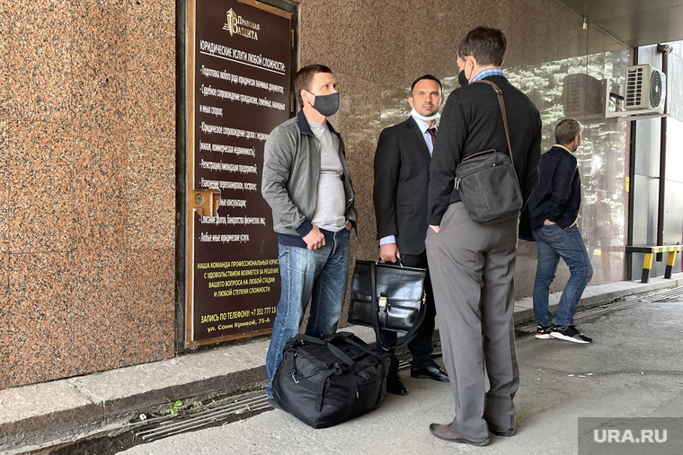 Андрей Пязок (слева) пришел на суд с вещами