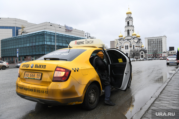 Проверка масочного режима в общественном транспорте. Екатеринбург, такси, яндекс такси, улица 8 марта