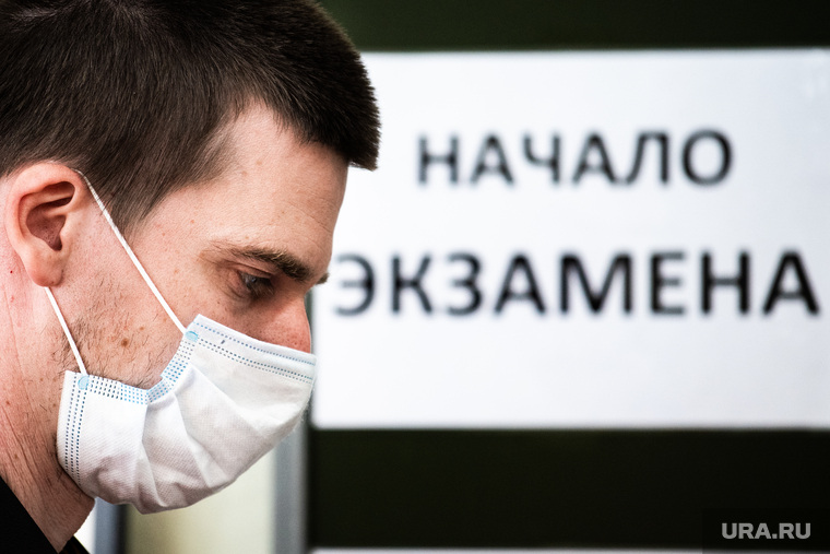 Монтаж камер, которые будут обеспечивать видеотрансляцию в ходе сдачи ЕГЭ. Екатеринбург, егэ, экзамен, медицинская маска, защитная маска, единый государственный экзамен, маска на лицо, коронавирус, covid