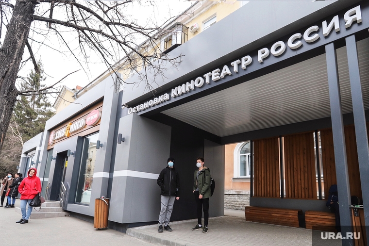 Остановочные комплексы. Курган, автобусная остановка, пассажиры, ожидание автобуса