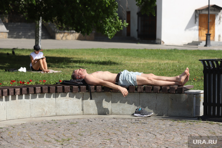 Жаркий день. Екатеринбург, тепло, лето, жара, лежит на скамейке, лето в городе, загарание