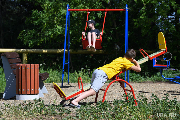 В ЯНАО дети играют на опасной детской площадке. Фото