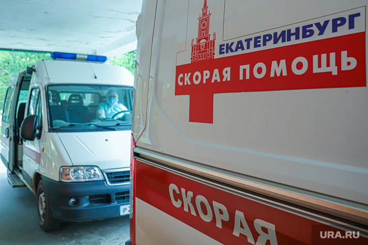 Красная зона в Госпитале для Ветеранов Войн. Екатеринбург, машина скорой помощи, коронавирус, красная зона, скорая помошь
