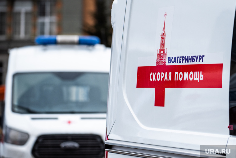 Торжественная церемония передачи машин скорой медицинской помощи на Площади 1905 года. Екатеринбург, медицина, здравоохранение, неотложная помощь, машина скорой помощи, машина скорой медицинской помощи, неотложная медпомощь, скорая помощь