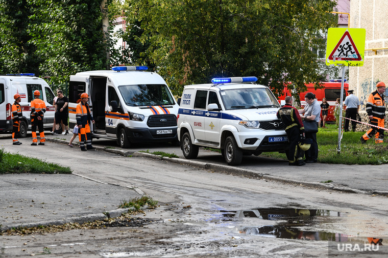 Последствия пожара в жилом доме на улице Стахановская, 51а. Екатеринбург, полиция, экстренные службы