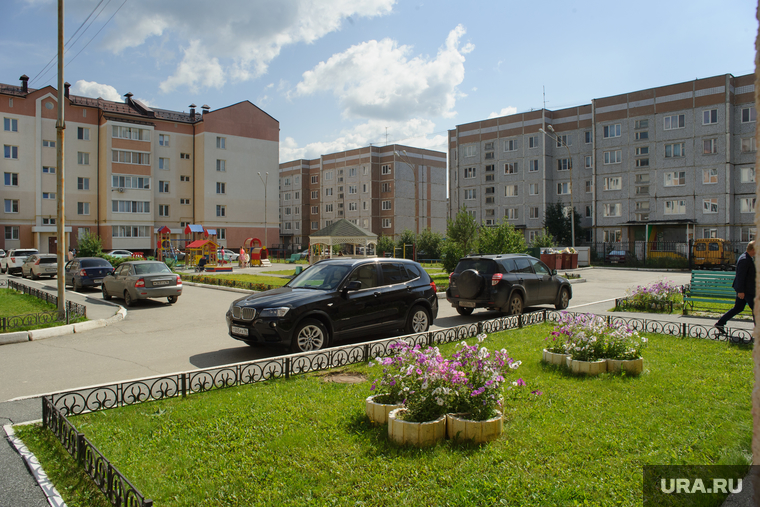 Виды Верхней Салды, двор, газон, клумба, новый дом