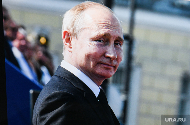 Приложение Прямая линия с Владимиром Путиным. Екатеринбург, смартфон, путин на экране, приложение прямая линия, прямая линия с владимиром путиным