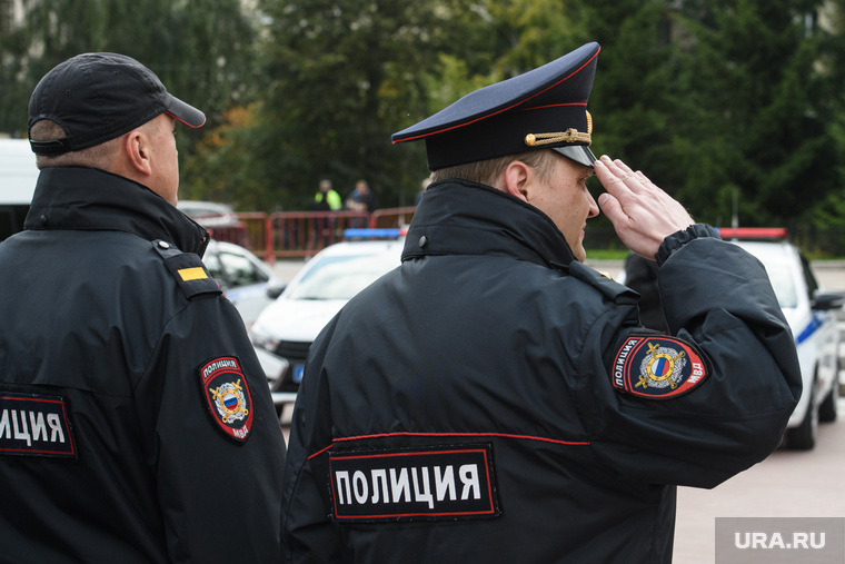 Врио начальника ГУ МВД России по Свердловской области генерал-майор Владимир Миронов. Екатеринбург, мвд, воинское приветствие