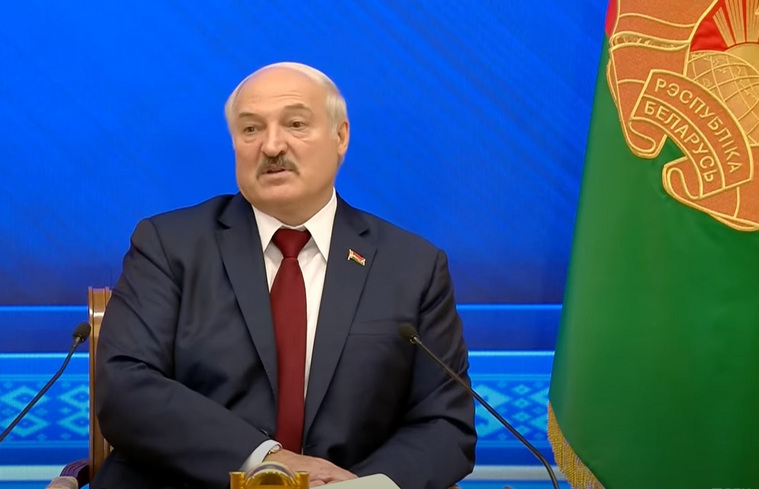 Александр Лукашенко ведет свою пресс-конференцию уже более семи с половиной часов