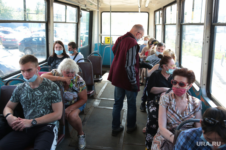 Виды города. Пермь, маска, кондуктор, общественный транспорт, трамвай, пассажиры в масках