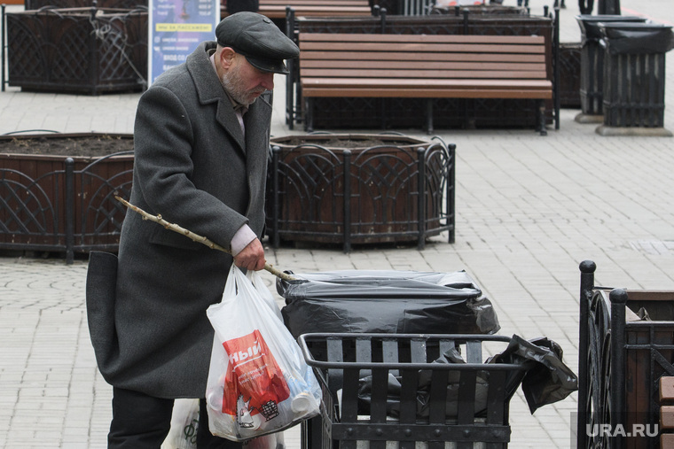 Виды Екатеринбурга, бродяга, нищета, бедность, бедняк, нищий, роется в мусоре