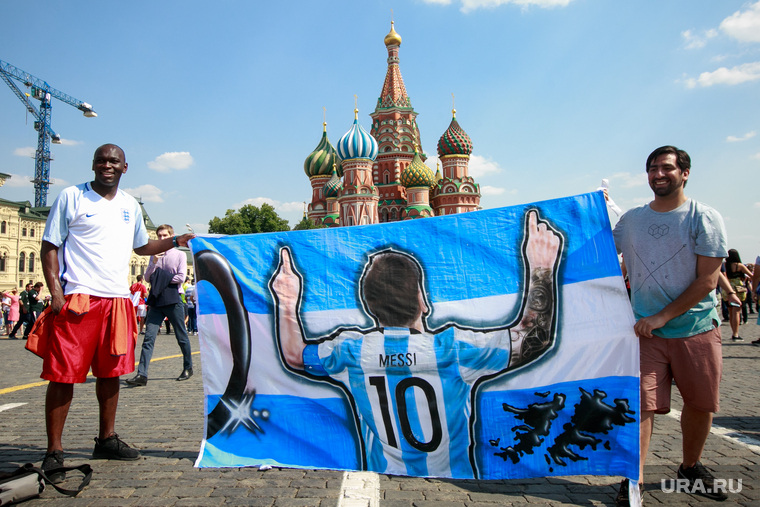 Футбольные болельщики в Москве, собор василия блаженного, молитва, красная площадь, портрет месси, покровский собор