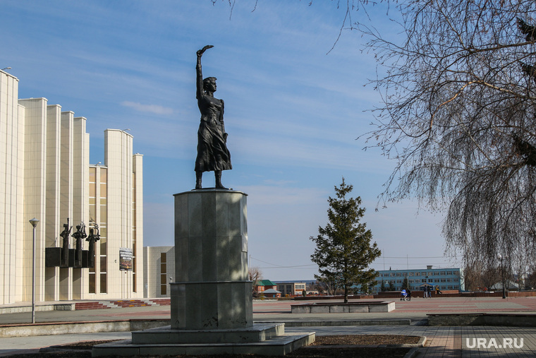 Разное Курган
, филармония, памятник наташе аргентовской, город курган, троицкая площадь