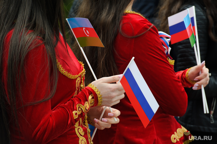 День России в Екатеринбурге, национальный костюм, флаг азербайджана, флаг россии