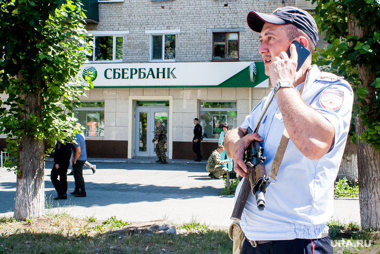 Захват заложников в Сбербанке. Тюмень, полицейский с автоматом, сбербанк, полицейский, захват заложников