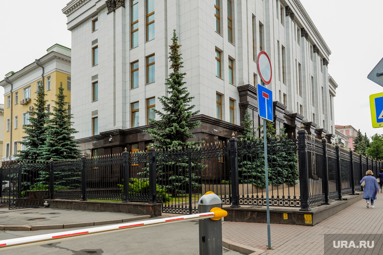Забор резиденции губернатора и правительства Челябинской области. Челябинск, правительство челябинской области, резиденция губернатора челябинской области, забор, улица цвиллинга27