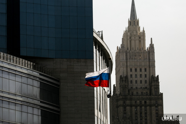МИД России и Дом Правительства РФ. Москва, министерство иностранных дел рф, мид, флаг рф, триколор, флаг россии