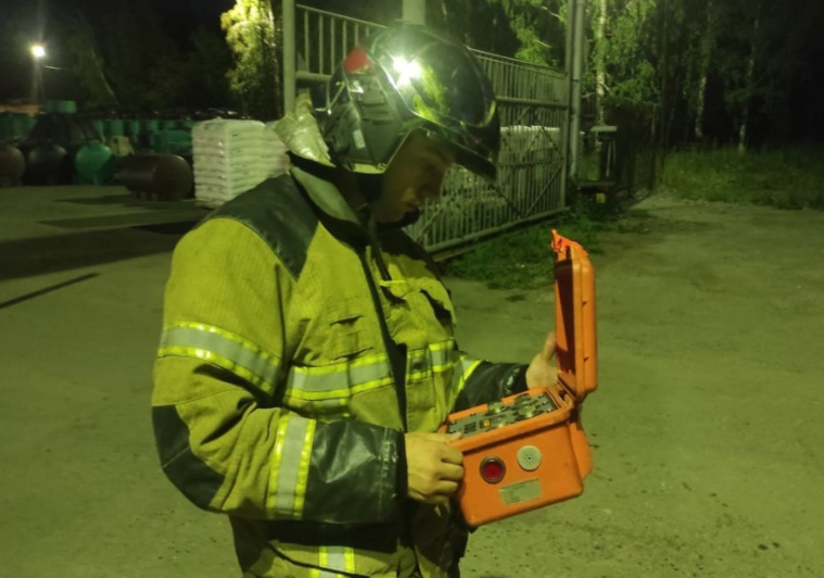 На место ЧП выехали специалисты лаборатории Специализированной пожарно-спасательной части регионального управления МЧС