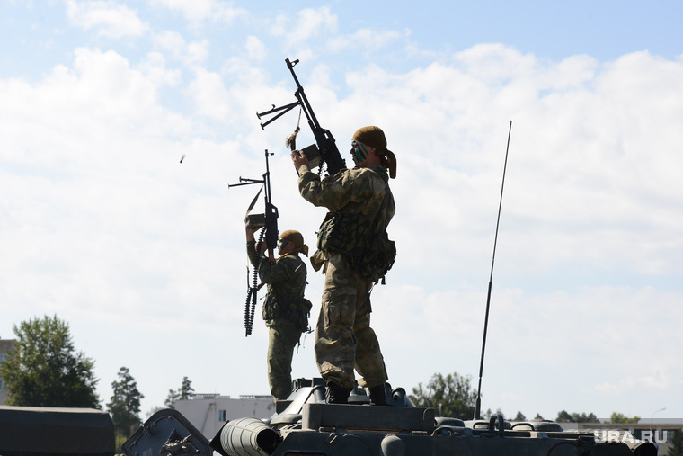 День 90-й гвардейской танковой дивизии в Чебаркуле, боевые действия, армия, оружие, война, показательные выступления, пулеметчики, солдат