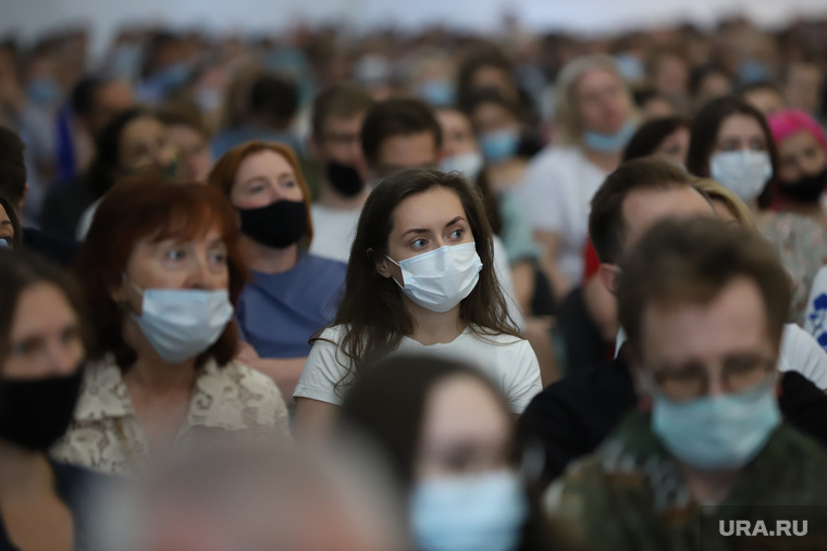 Фестиваль "Слова и музыка свободы". Екатеринбург, люди в масках, зрители