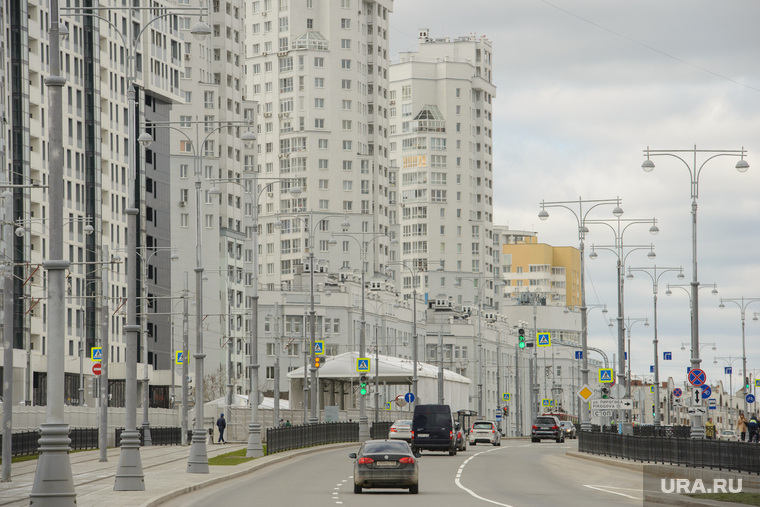 Благоустройство города в районе Екатеринбург-Арены, улица татищева, новостройки