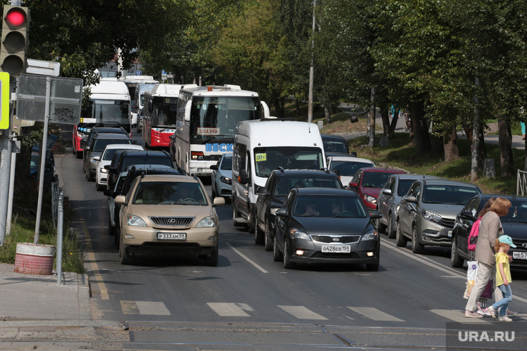 Городской транспорт, такси. Пермь, автомобильная пробка, автомобили