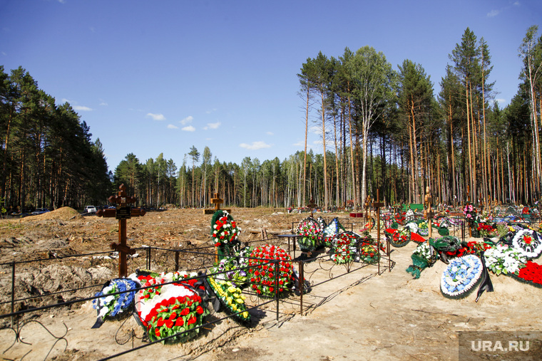 Червишевское кладбище. Тюмень, венки, могилы, кресты, кладбище