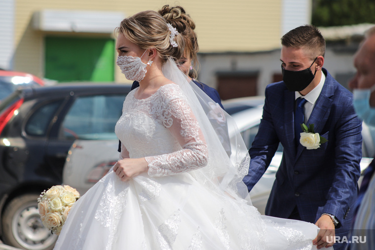 Бракосочетание в день семьи, любви и верности во время коронавируса. Курган, свадьба, жених и невеста, медицинская маска, бракосочетание, масочный режим