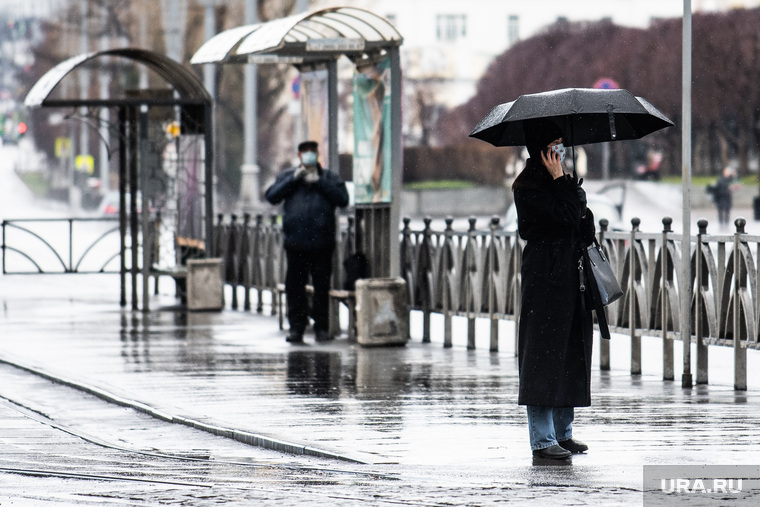 Екатеринбург во время пандемии коронавируса COVID-19, зонт, зонтик, трамвайная остановка, город, защитная маска, ожидание транспорта, дождливая погода, улица, дождь, общественное место, маска на лицо