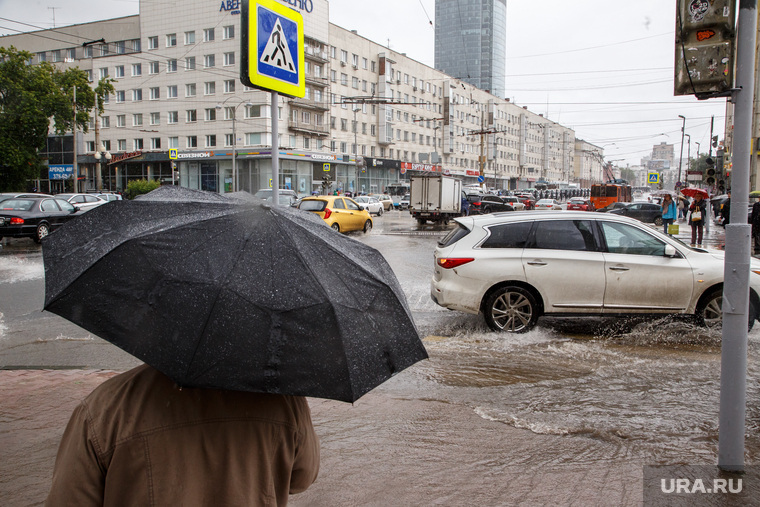 Затопление центральных улиц во время дождя. Екатеринбург, зонт, ливень, потоп, дождь