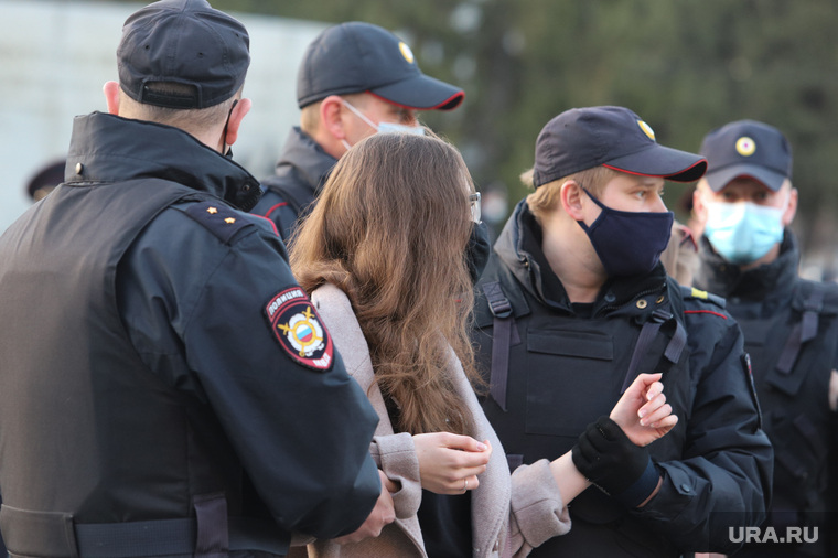 Несанкционированная акция сторонников оппозиционера Алексея Навального. Курган, полиция, задержание, задержание актививстов