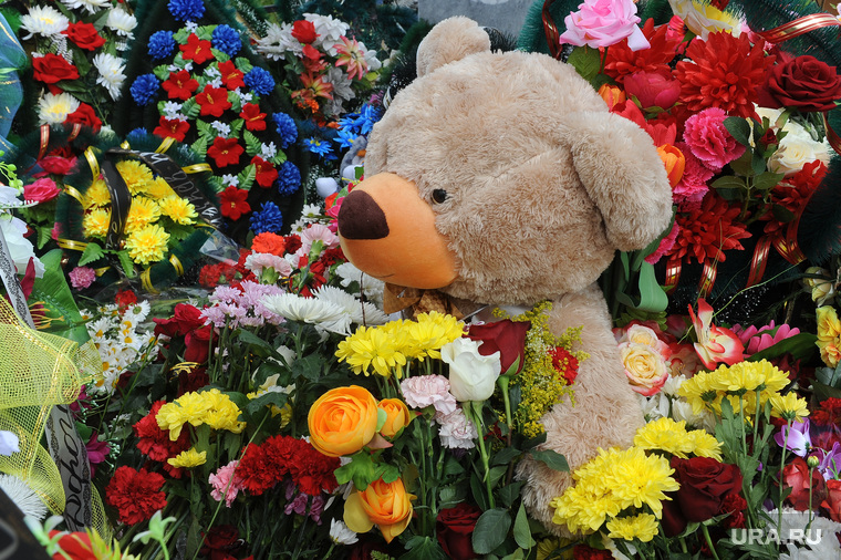 Похороны Вани Котова. Касли, могила, медведь, цветы