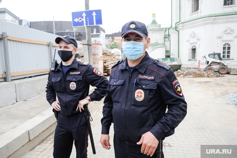 Спасская церковь, на территории которой нашли останки предположительно Андрея Текутьева. Тюмень, полиция, полицейский в маске