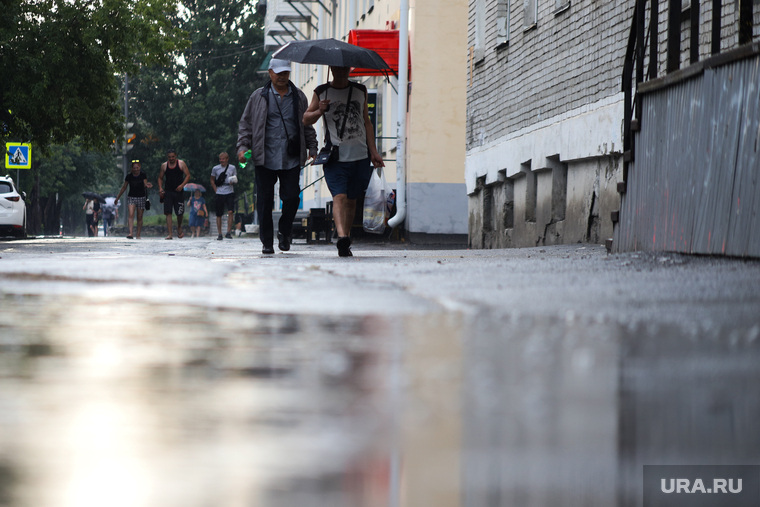 Затопленная улица Кирова. Курган, затопленная улица, зонт, ливень, потоп, дождь, последствие ливня