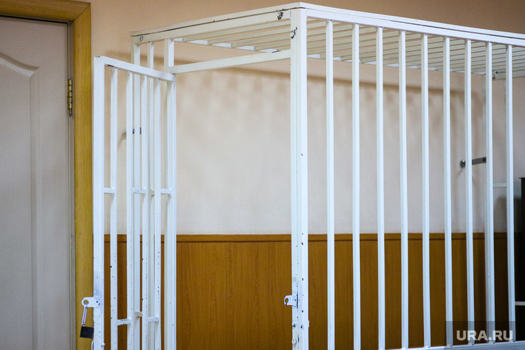 Судебное заседание по уголовному делу бывшего директора "Курганского лесопожарного центра" Шестакова Михаила. Курган, решетка, скамья подсудимых, судебное заседание, суд, зал судебного заседания, клетка