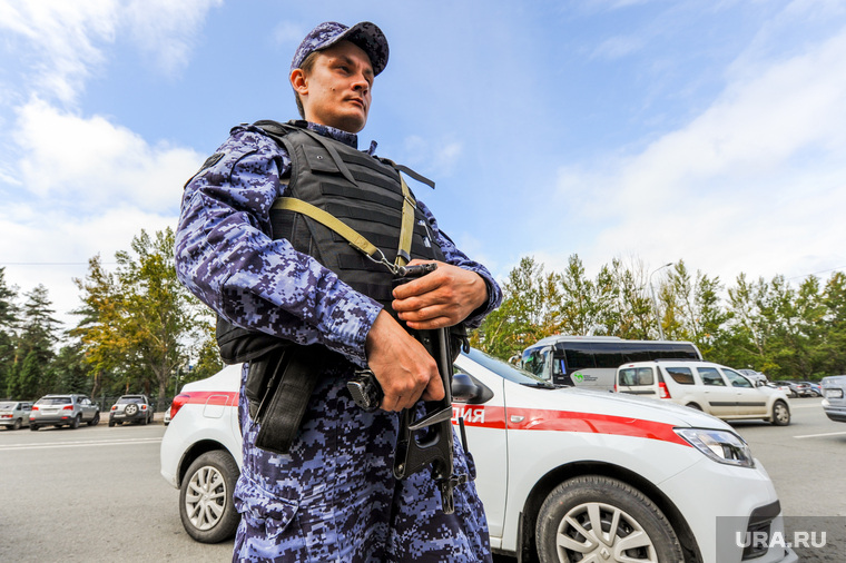 Тренировка сотрудников Росгвардии на территории гимназии. Челябинск, автомат, оружие, росгвардия, вневедомственная охрана