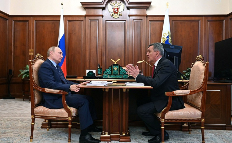 Сергей Меняйло (справа) рассказал Владимиру Путину о проблемах