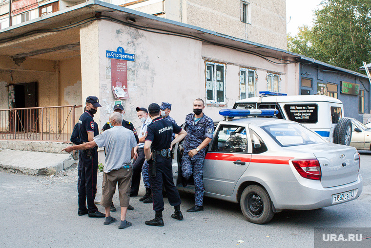 Обстановка у дома Судостроителей 40, где проживает задержанный по подозрению в причастности к убийству Насти Муравьевой. Тюмень, полиция, судостроителей 40