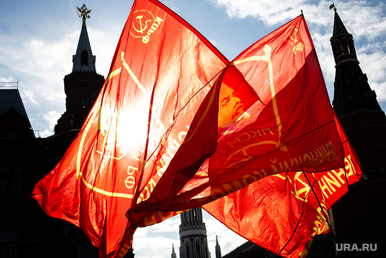 Коммунисты на Манежной площади, перед возложением цветов к могиле Сталина в годовщину его смерти. Москва, кпрф, митинг, коммунистическая партия, кремль, коммунисты, красные флаги