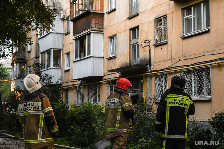Последствия пожара на Мичурина, 98. Екатеринбург , мчс, огонь, пожар в доме, панельный дом, улица мичурина89
