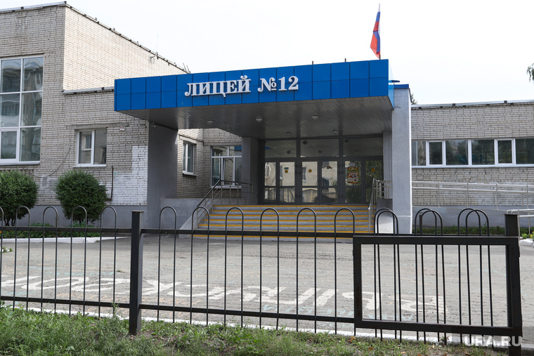 Школы. Курган , школьный двор, проход запрещен, школа, школьная территория, закрытие школы, лицей 12